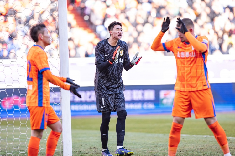 鲁媒:今日泰山29人参加与大连赛前训练,于金永有望担任首发门将